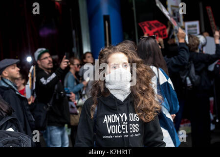 Londres 16 septembre 2017, le piquetage des manifestants anti fourrure Gareth Pugh lfw17 présentation à la bfi imaz des manifestants étaient masqués crédit : Ian Davidson/Alamy live news Banque D'Images