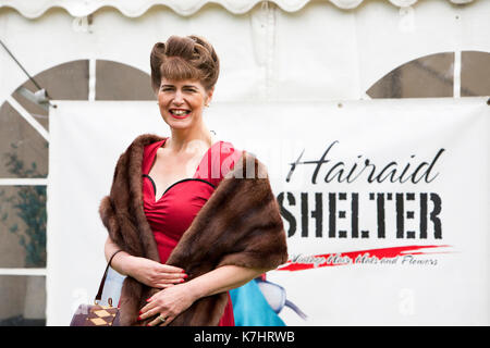 Holt, Norfolk, Royaume-Uni. 16 septembre 2017. nouvelle coiffure pour visiteur de North Norfolk du fer 1940 weekender, gracieuseté de retro hairstylists hairaid le logement, l'un des nombreux métiers et attractions d'aider le transport de personnes retour aux années 1940. crédit : Adrian buck/Alamy live news. Banque D'Images