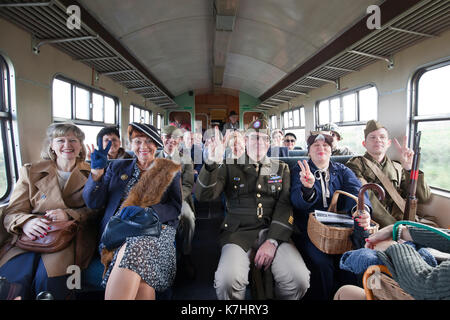 Norfolk, Royaume-Uni. 16 septembre 2017. North Norfolk passagers ferroviaires les années 40 pendant la guerre sur la ligne de pavot entre Sheringham et Holt. Des milliers de visiteurs, de nombreux habillés dans un style des années 40, eux-mêmes, sont attirés chaque année pour l'événement par la musique, la danse, la mode des années 40, des expositions de guerre et caractères. crédit : Adrian buck/Alamy live news. Banque D'Images