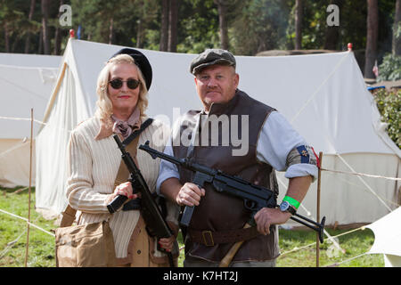 Holt, Norfolk, Royaume-Uni. 16 septembre 2017. résistants français, alias terry et Angie benjafield d'ouest caister, parmi le grand nombre de caractères à cette guerre années 1940 extravaganza le long de North Norfolk line railway pavot. attirer des milliers de visiteurs à sheringham, weybourne holt et chaque année, de la musique, de la danse, la mode 40s, expositions de guerre et les personnages s'allient pour un voyage nostalgique dans le temps. crédit : Adrian buck/Alamy live news. Banque D'Images