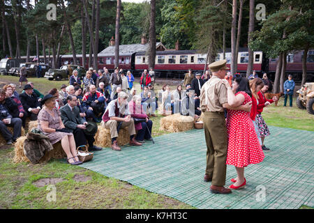 Holt, Norfolk, Royaume-Uni. 16 septembre 2017. un 1940 extravaganza le long de North Norfolk line railway pavot attire des milliers de visiteurs à weybourne, sheringham et Holt. de la musique, de la danse, 1940 la mode, expositions de guerre et les personnages s'allient pour un voyage nostalgique dans le temps. crédit : Adrian buck/Alamy live news. Banque D'Images