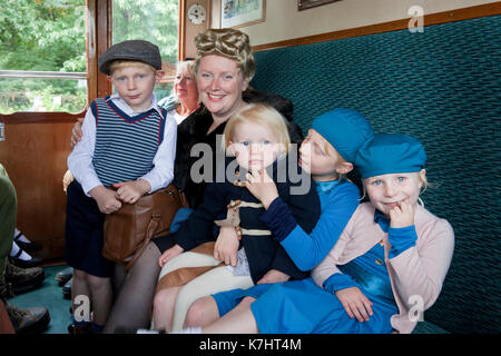 Holt, Norfolk, Royaume-Uni. 16 septembre 2017. Une famille de 1940 personnes évacuées faites un voyage le long de North Norfolk du chemin de fer ligne de pavot au cours de cette années 1940 extravaganza, le plus grand événement du genre dans le pays. Des milliers de visiteurs à weybourne, sheringham et Holt, beaucoup habillés en 1940 caractères, sont attirés chaque année par la musique, danse, mode, expositions et de souvenirs de guerre. crédit : Adrian buck/Alamy live news. Banque D'Images