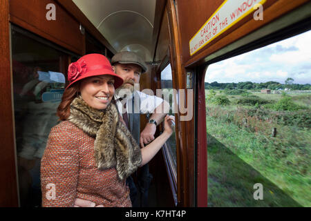 Norfolk, Royaume-Uni. 16 septembre 2017. couple les années 40 sur North Norfolk du chemin de fer entre ligne de pavot sheringham et Holt. Des milliers de visiteurs, de nombreux habillés dans un style des années 40, eux-mêmes, sont attirés chaque année pour l'événement par la musique, la danse, la mode des années 40, des expositions de guerre et caractères. crédit : Adrian buck/Alamy live news. Banque D'Images