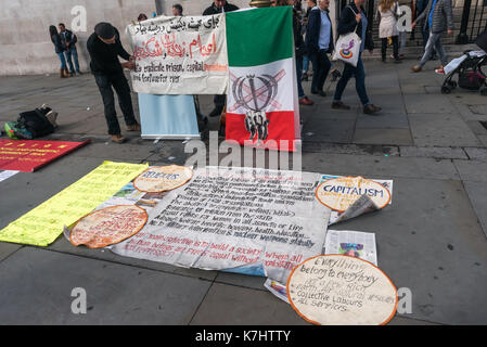 Londres, Royaume-Uni. 16 septembre 2017. L'organisation des femmes du 8 mars (Iran-Afghanistan) Manifestation à Trafalgar Square sur la 29e anniversaire du massacre des prisonniers politiques en Irak à la suite d'une fatwa de l'Ayatollah Khomeiny appelant à la mort de tous les Mojahedins et les gauchistes comme "combattants contre Dieu' et 'les apostats de l'Islam." Des preuves récentes confirme les allégations selon lesquelles plus de 30 000 prisonniers politiques, pour la plupart des membres de l'opposition principale organisation des Moudjahidine du peuple d'Iran (OMPI/MEK) ont été exécutés, en grande partie pendus en groupes de six et enterrés dans des fosses communes. Les manifestants appellent à la Banque D'Images