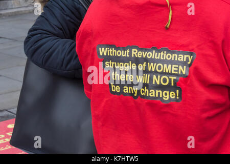 Londres, Royaume-Uni. 16 septembre 2017. L'organisation des femmes du 8 mars (Iran-Afghanistan) t-shirt a l'messate3 "Sans lutte révolutionnaire des femmes il n'y aura pas de changement !' à la manifestation à Trafalgar Square sur la 29e anniversaire du massacre des prisonniers politiques en Irak à la suite d'une fatwa de l'Ayatollah Khomeiny appelant à la mort de tous les Mojahedins et les gauchistes comme "combattants contre Dieu' et 'les apostats de l'Islam." Des preuves récentes confirme les allégations selon lesquelles plus de 30 000 prisonniers politiques, pour la plupart des membres de l'opposition principale organisation des Moudjahidine du peuple d'Iran (OMPI/ME Banque D'Images