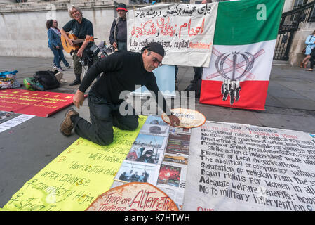 Londres, Royaume-Uni. 16 septembre 2017. L'organisation des femmes du 8 mars (Iran-Afghanistan) Manifestation à Trafalgar Square sur la 29e anniversaire du massacre des prisonniers politiques en Irak à la suite d'une fatwa de l'Ayatollah Khomeiny appelant à la mort de tous les Mojahedins et les gauchistes comme "combattants contre Dieu' et 'les apostats de l'Islam." Des preuves récentes confirme les allégations selon lesquelles plus de 30 000 prisonniers politiques, pour la plupart des membres de l'opposition principale organisation des Moudjahidine du peuple d'Iran (OMPI/MEK) ont été exécutés, en grande partie pendus en groupes de six et enterrés dans des fosses communes. Les manifestants appellent à la Banque D'Images