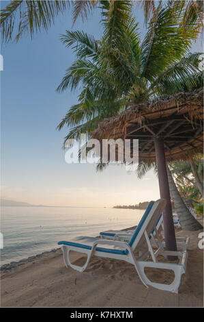 Chaises longues sur la plage, Koh Samui, Thaïlande. Banque D'Images