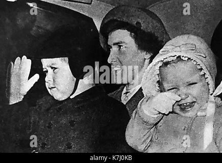 1950 - Un magazine photographie montrant le prince Charles et la Princesse Anne, les enfants de la reine Elizabeth II d'Angleterre, accompagnée de leur nounou, éventuellement, à l'époque. Banque D'Images