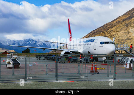 Queenstown Nouvelle Zelande - septembre6,2015 : compagnie aérienne Qantas avion passager chargement appartenant à l'aéroport de Queenstown Nouvelle-Zélande des terres du sud Banque D'Images