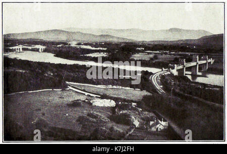 1914 Pays de Galles - le Pont de Menai avec le détroit de Menai Bridge en arrière-plan Banque D'Images