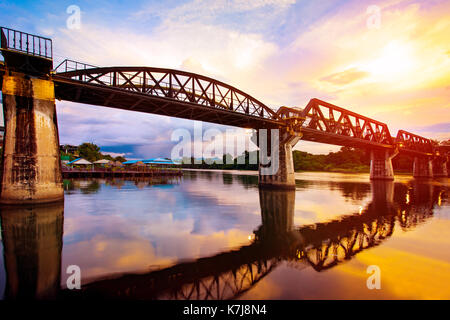 Crépuscule colorés de temps à Kanchanaburi pont rivière khaw plus populaires world war ii histoire voyager destination dans l'ouest de la Thaïlande Banque D'Images