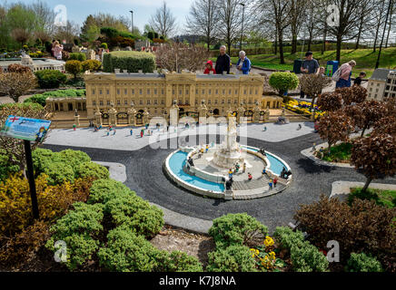 Le palais de Buckingham et du Victoria Memorial modèles à Legoland Windsor miniland, Angleterre Banque D'Images