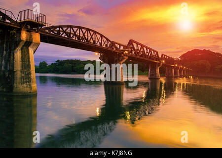 Crépuscule colorés de temps à Kanchanaburi pont rivière khaw plus populaires world war ii histoire voyager destination dans l'ouest de la Thaïlande Banque D'Images