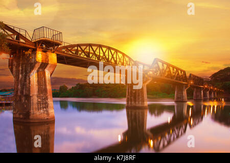 Crépuscule colorés de temps à Kanchanaburi pont rivière khaw plus populaires world war ii histoire voyager destination dans l'ouest de la Thaïlande Banque D'Images