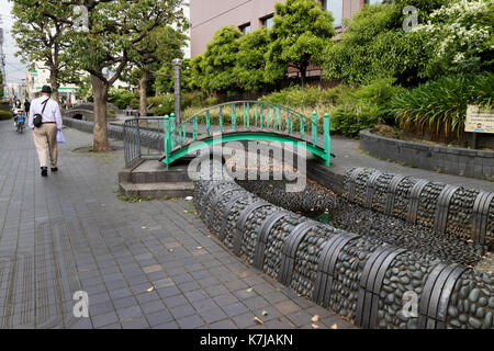 Tokyo, Japon, 15 mai 2017 : Evacuation des eaux pluviales dans la ville de Tokyo avec un pont pour piétons Banque D'Images