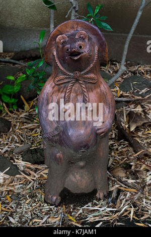 Tokyo - Japon, le 15 mai 2017 : le folklore traditionnel brown statue tanuki permanent Banque D'Images