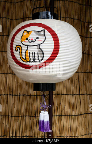 Kyoto, Japon - 16 mai 2017 : lanterne de papier japonais décoré avec un chat Banque D'Images