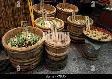 Kyoto, Japon - 17 mai 2017 : les légumes conservés à vendre en bois au marché Nishiki Banque D'Images