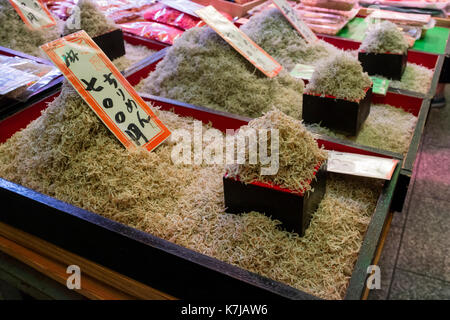 Kyoto, Japon - 17 mai 2017 : petites crevettes séchées à la vente à la marché Nishiki Banque D'Images