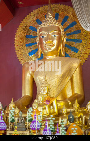 Statue de Bouddha au Wat Chedi Luang temple à Chiang Mai, Thaïlande Banque D'Images