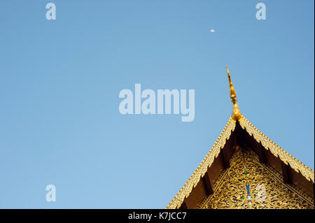 Haut de la lune et le Temple de Wat Chedi Luang temple à Chiang Mai, Thaïlande Banque D'Images