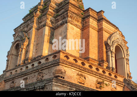 Haut de la lune et le Temple de Wat Chedi Luang temple à Chiang Mai, Thaïlande Banque D'Images