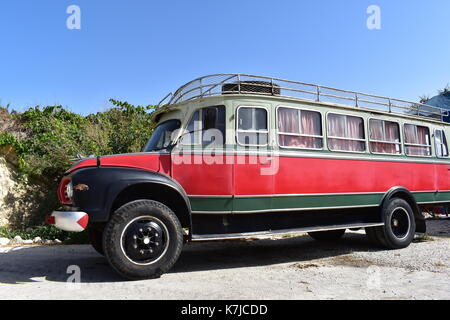 Un 1960-bus bedford construit une fois utilisé pour transporter les villageois autour de l'île de Chypre. Banque D'Images