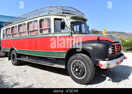 Un 1960-bus bedford construit une fois utilisé pour transporter les villageois autour de l'île de Chypre. Banque D'Images