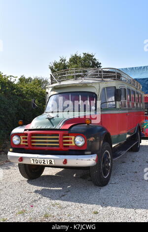 Un 1960-bus bedford construit une fois utilisé pour transporter les villageois autour de l'île de Chypre. Banque D'Images