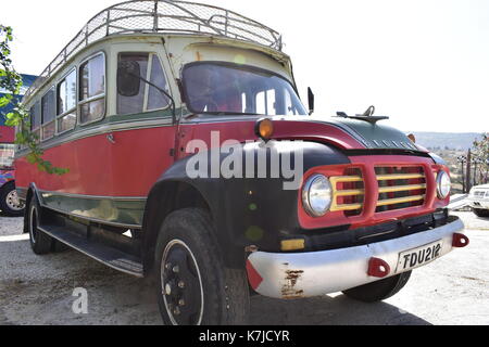 Un 1960-bus bedford construit une fois utilisé pour transporter les villageois autour de l'île de Chypre. Banque D'Images