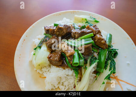 Délicieux ragoût de bœuf avec style taïwanais le riz et légumes, mangé à Los Angeles, Californie, États-Unis. Banque D'Images