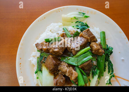 Délicieux ragoût de bœuf avec style taïwanais le riz et légumes, mangé à Los Angeles, Californie, États-Unis. Banque D'Images
