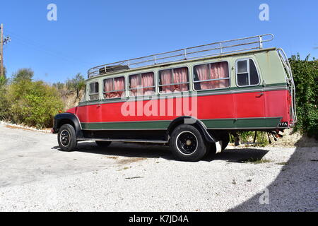 Un 1960-bus bedford construit une fois utilisé pour transporter les villageois autour de l'île de Chypre. Banque D'Images