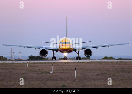 Dhl (European Air Transport) [reg : d-aler] Boeing 757-208(pcf) la queue pour décoller de la piste 31 et après le coucher du soleil. Banque D'Images