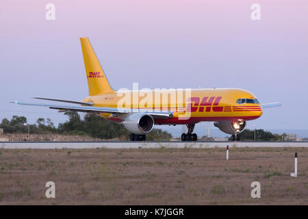 Dhl (European Air Transport) [reg : d-aler] Boeing 757-208(pcf) la queue pour décoller de la piste 31 et après le coucher du soleil. Banque D'Images