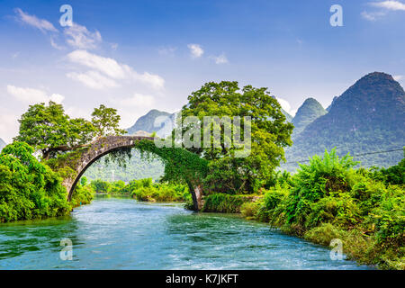 Yangshuo, Chine à la Dragon pont enjambant la rivière Li. Banque D'Images