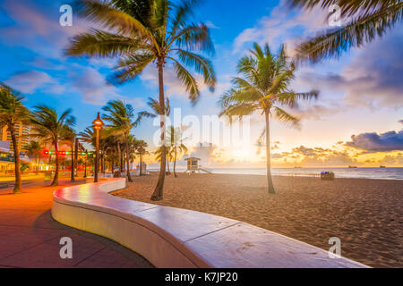 La plage de Fort Lauderdale, Floride, USA, à l'aube. Banque D'Images