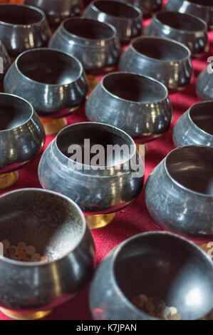 Bols avec pièces à l'intérieur à Wat Phan Tao, Chiang Mai, Thaïlande, Asie du Sud-est Banque D'Images