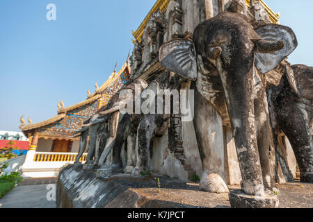 Chedi Chang LOM (Elephant Chedi) et Wihan de Wat Chiang Man, Chiang Mai, Thaïlande, Asie du Sud-est Banque D'Images