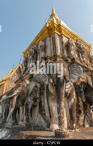 Chedi Chang LOM (Elephant Chedi) et Wihan de Wat Chiang Man, Chiang Mai, Thaïlande, Asie du Sud-est Banque D'Images