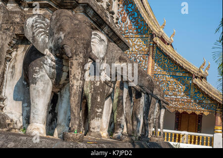 Chedi Chang LOM (Elephant Chedi) et Wihan de Wat Chiang Man, Chiang Mai, Thaïlande, Asie du Sud-est Banque D'Images