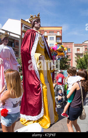 L'enfant regarde fiesta parade gigantes caractères géant à Aranda de Duero, Castille et Leon, Espagne Banque D'Images