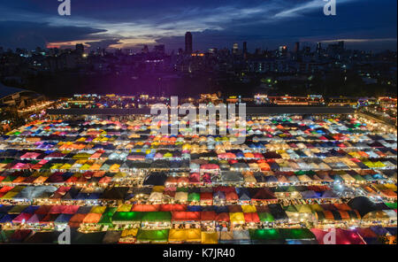 La colorée ratchada rot fai marché train au coucher du soleil, Bangkok, Thaïlande Banque D'Images