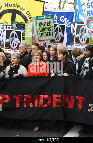 La photo Doit Être Créditée ©Kate Green/Alpha Press 079965 27/02/2016 Plaid Cymru leader Leanne Wood AM, première ministre de l'Écosse Nicola Sturgeon et députée Caroline Lucas du Parti Vert à la campagne du CND pour le désarmement nucléaire arrêtez la Marche antinucléaire Trident à Londres. Banque D'Images