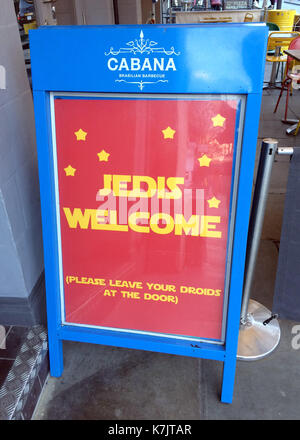 La photo Doit Être Créditée ©Alpha Press 066465 06/01/2016 Jedis Bienvenue, s'il vous plaît laissez vos droids à la porte, signe en hommage à la sortie de film de Star Wars La Force Se Réveille, à l'extérieur du restaurant barbecue Cabana Brasilian à Islington, dans le nord de Londres. Banque D'Images