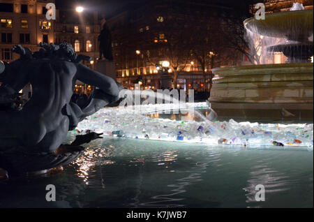 La Photo Doit Être Créditée ©Alpha Press 066465 16/01/2016 Plastic Islands By Luzinterruptus In Trafalgar Square Au Lumiere London Light Festival. Les îles plastiques s'inspirent du huitième continent : le Garbage Patch de la litière marine qui s'accumule dans l'océan Pacifique Nord. Il fait état du taux alarmant que les ordures avalent de grandes zones de l'océan Pacifique et du manque d'action pour s'attaquer à ce problème. Composée de milliers de bouteilles, cette installation éveille et éveille le public avec son message. Banque D'Images