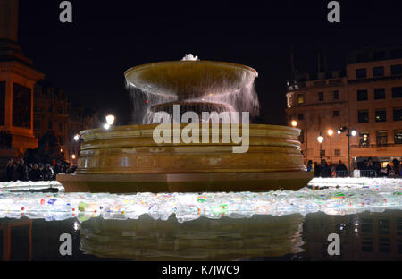 La Photo Doit Être Créditée ©Alpha Press 066465 16/01/2016 Plastic Islands By Luzinterruptus In Trafalgar Square Au Lumiere London Light Festival. Les îles plastiques s'inspirent du huitième continent : le Garbage Patch de la litière marine qui s'accumule dans l'océan Pacifique Nord. Il fait état du taux alarmant que les ordures avalent de grandes zones de l'océan Pacifique et du manque d'action pour s'attaquer à ce problème. Composée de milliers de bouteilles, cette installation éveille et éveille le public avec son message. Banque D'Images