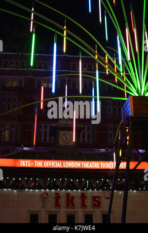 La photo Doit Être Créditée ©Alpha Press 066465 16/01/2016 Garden of Light by TILT in Leicester Square au Lumiere London Light Festival. Tilt est un collectif français qui reconquérir l'espace public pour leur art. Ils créent des structures lumineuses et de rêve utilisant des matériaux recyclés transformés à haute qualité de production technique. Les fondateurs François Fouilhe et Jean Baptiste Laude ont commencé le collectif à donner une importance à l'art de la lumière et à encourager les publics à le voir d'une nouvelle perspective. Profitez de cette collection magique de sculptures de plantes. Oubliez le froid, laissez la lueur de fleurs géantes et d'arbres Banque D'Images