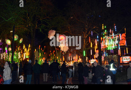 La photo Doit Être Créditée ©Alpha Press 066465 16/01/2016 Garden of Light by TILT in Leicester Square au Lumiere London Light Festival. Tilt est un collectif français qui reconquérir l'espace public pour leur art. Ils créent des structures lumineuses et de rêve utilisant des matériaux recyclés transformés à haute qualité de production technique. Les fondateurs François Fouilhe et Jean Baptiste Laude ont commencé le collectif à donner une importance à l'art de la lumière et à encourager les publics à le voir d'une nouvelle perspective. Profitez de cette collection magique de sculptures de plantes. Oubliez le froid, laissez la lueur de fleurs géantes et d'arbres Banque D'Images