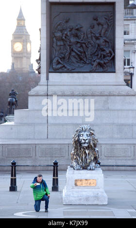 La photo Doit Être Créditée ©Alpha Press 065630 28/01/2016 Nat Geo Wild a été la nouvelle sculpture spectaculaire du lion d'horlogerie de Trafalgar Square, Londres, soulignant le sort des grands chats avant la semaine de la Big Cat, 20:00 du 1 au 7 février sur Nat Geo WILD. Banque D'Images